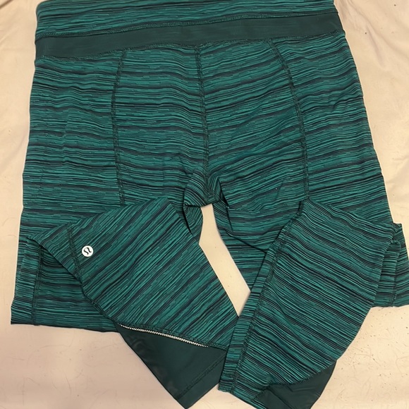 Green Lululemon Leggings with mesh - Picture 2 of 3